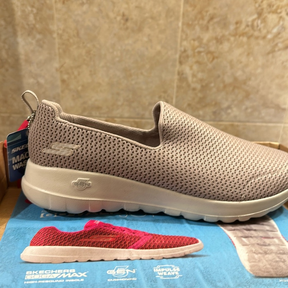 Skechers go walk